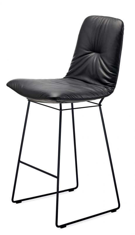 Schwarzer Leya Counter Chair Barhocker von Freifrau Manufaktur mit Lederbezug und filigranem Metallgestell.